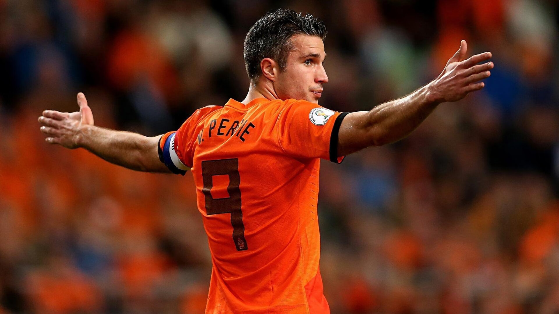 国际足球赛事中球员们努力奋斗，为胜利而战，国际足联对足球运动员规划规则