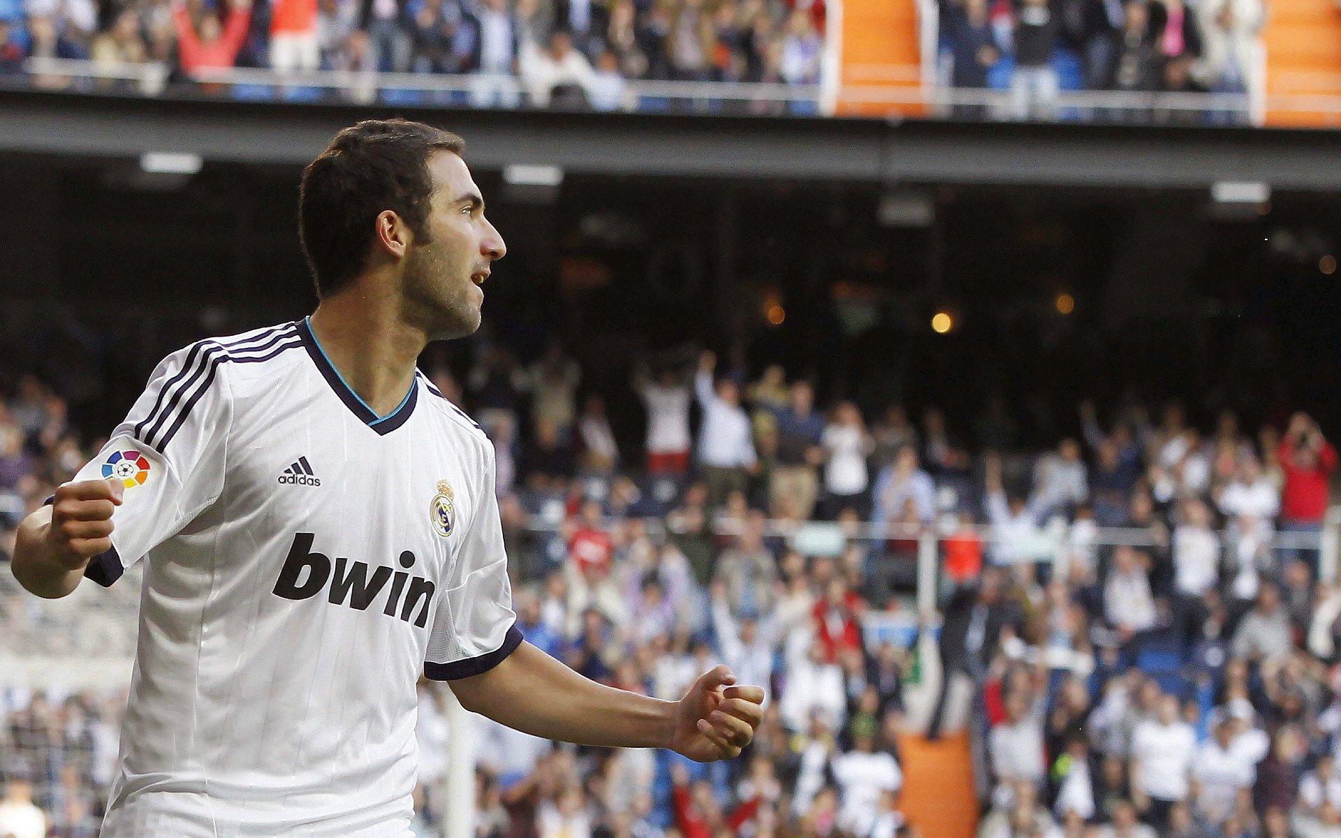 南特前场多人跑动牵制防守重心,南特足球俱乐部