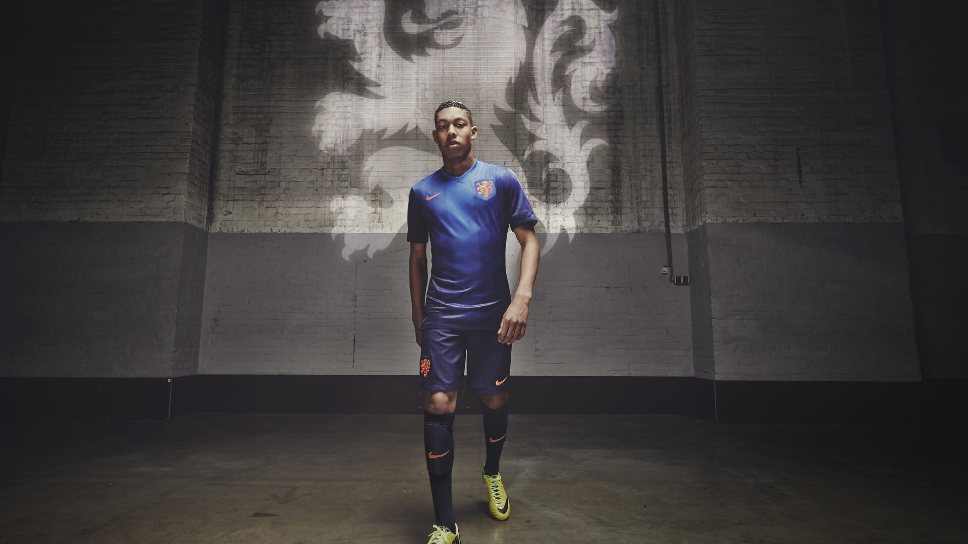 starsky sports直播-比赛中出现战术新尝试形成边中结合提升攻击威胁程度